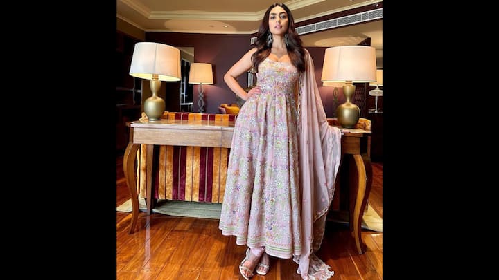 2. Breezy Floral Anarkali Kurta: If you’re looking for a Raksha Bandhan 2025 outfit that blends tradition with simplicity, Mrunal Thakur’s pastel pink floral Anarkali is the perfect pick. This ensemble, adorned with delicate multicoloured floral embroidery balanced festive elegance with effortless style. The Anarkali kurta was paired with churidar and an embroidered dupatta. The actress completed her look with statement dangles and high heels for an added festive glamour. (Image Source: Pinterest/iamahalya)
