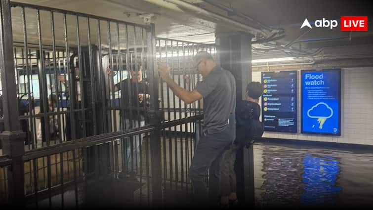 New York City flash floods flooded many subway stations and streets strong storm and mayor torrential rain Watch video New York Floods: न्यूयॉर्क में तेज तूफान और भारी बारिश से हड़कंप, मेट्रो स्टेशन के भीतर बहने लगा 'झरना', देखें वीडियो