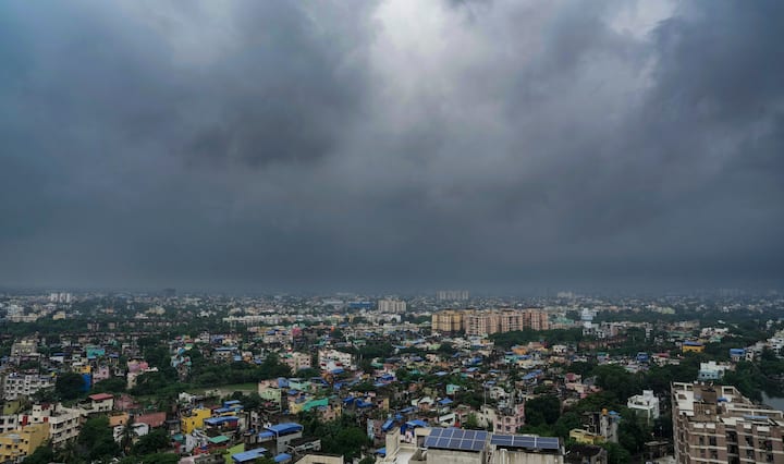 সোম-মঙ্গলবার পর্যন্ত বৃষ্টির সম্ভাবনা কম থাকবে। ৩০ থেকে ৪০ কিলোমিটার গতিবেগে দমকা ঝোড়ো বাতাস সহ বৃষ্টি হতে পারে উত্তর ও দক্ষিণ ২৪ পরগনা, কলকাতা, নদিয়া, মুর্শিদাবাদ, বীরভূম, পূর্ব এবং পশ্চিম বর্ধমান, হুগলিতে। 
