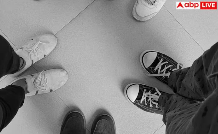 ਜੇਕਰ ਪੈਰ ਲੰਬੇ ਸਮੇਂ ਤੱਕ ਜੁੱਤਿਆਂ ਦੇ ਅੰਦਰ ਬੰਦ ਰਹਿੰਦੇ ਹਨ, ਤਾਂ ਹਵਾ ਉਨ੍ਹਾਂ ਤੱਕ ਨਹੀਂ ਪਹੁੰਚਦੀ। ਇਸ ਨਾਲ ਬਦਬੂ ਵੱਧ ਜਾਂਦੀ ਹੈ ਅਤੇ ਬੈਕਟੀਰੀਆ ਦੀ ਲਾਗ ਦਾ ਖ਼ਤਰਾ ਵੀ ਵੱਧ ਜਾਂਦਾ ਹੈ।