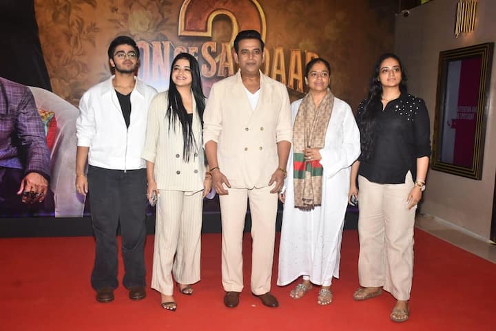 'सन ऑफ सरदार 2' में रवि किशन एक सरदार के किरदार में नजर आने वाले हैं. रवि किशन अपने परिवार के साथ फिल्म की स्पेशल स्क्रीनिंग पर पहुंचे थे. पूरे परिवार के साथ उन्होंने मीडिया के लिए पोज भी दिया.