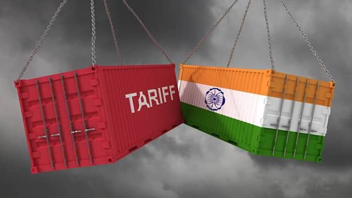 1965 में भारत जब पाकिस्तान से युद्ध लड़ रहा था, तब देश में भयंकर खाद्य संकट था. अमेरिका पीएल-480 योजना के तहत भारत को गेहूं देता था, लेकिन जैसे ही युद्ध बढ़ा, अमेरिकी राष्ट्रपति लिंडन जॉनसन ने लाल बहादुर शास्त्री को धमकी दी कि अगर युद्ध नहीं रुका तो गेहूं की आपूर्ति रोक दी जाएगी.