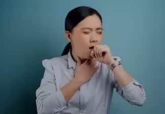 सांस लेने में तकलीफ: यदि आपको छोटे-छोटे काम करते समय भी सांस लेने में परेशानी होती है, सीढ़ियां चढ़ने में परेशानी होती है, या सीने में जकड़न महसूस होती है, तो यह फेफड़ों के कैंसर का एक प्रगतिशील प्रभाव हो सकता है।
