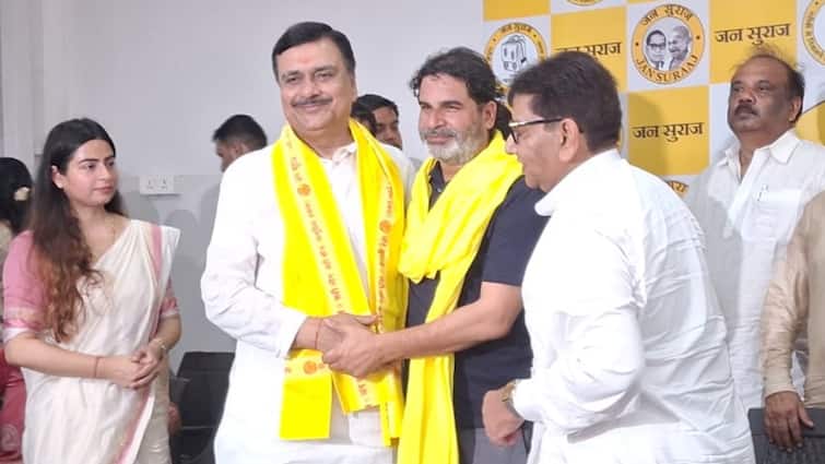 Bihar BJP Strong Leader Sudhir Kumar Sharma Joins Prashant Kishor Jan Suraj Party ANN BJP को बड़ा झटका! प्रशांत किशोर की पार्टी जन सुराज में शामिल हुए कद्दावर नेता सुधीर कुमार शर्मा