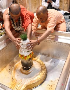 PM मोदी के दौरे से पहले वाराणसी पहुंचे CM योगी, काल भैरव और काशी विश्वनाथ मंदिर में की पूजा