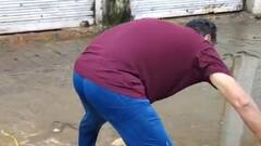 राजस्थान: भरतपुर के आयुक्त ने खुद नाले में उतरकर की सफाई, लोगों ने की तारीफ