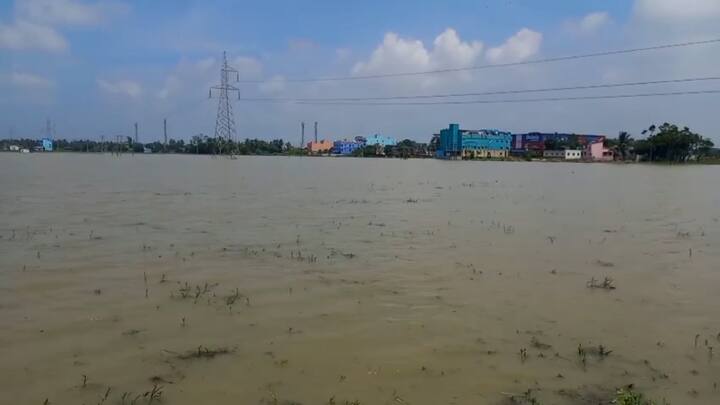 আমন ধানের মরশুমে চাষের ব্যাপক ক্ষয়ক্ষতির আশঙ্কা করছেন কৃষকরা। স্কুল, কলেজ, বাজার, কোথাও যেতে পারছেন না স্থানীয় বাসিন্দারা। 