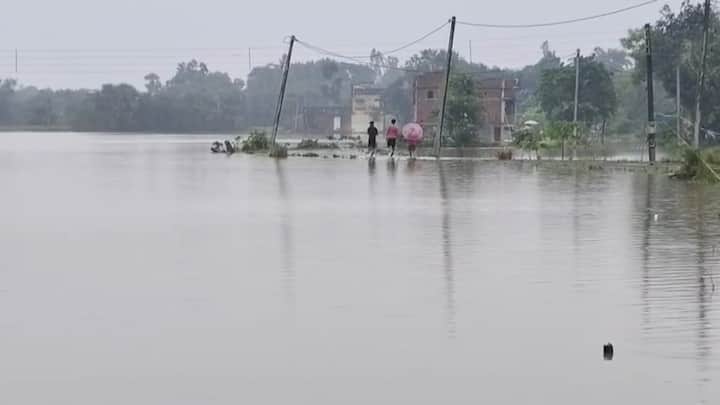 হুগলির আরামবাগে অতিবৃষ্টি ও ডিভিসির ছাড়া জলে কার্যত বন্য়া পরিস্থিতি। গতকালের তুলনায় আরও খারাপ হয়েছে পরিস্থিতি। জলের তলায় আরামবাগ-কলকাতা রাজ্য় সড়ক।