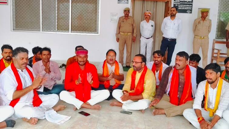 UP: बस्ती में हिदू संगठनों ने डीएम दफ्तर में किया हनुमान चालीसा पाठ, कहा- 'उत्पीड़न नहीं करेंगे बर्दाश्त' Basti hindu organizations recited Hanuman Chalisa in DM office against Hindus oppression ann UP: बस्ती में हिदू संगठनों ने डीएम दफ्तर में किया हनुमान चालीसा पाठ, कहा- 'उत्पीड़न नहीं करेंगे बर्दाश्त'