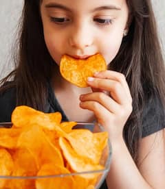 ਹਰ ਰੋਜ਼ ਆਪਣੇ ਬੱਚਿਆਂ ਨੂੰ ਖਵਾਉਂਦੇ ਹੋ ਪੈਕਡ ਸਨੈਕਸ, ਤਾਂ ਸਾਵਧਾਨ! ਇਹ ਆਦਤ ਉਨ੍ਹਾਂ ਦੇ ਸਰੀਰ ਦੇ ਇਨ੍ਹਾਂ ਅੰਗਾਂ ਨੂੰ ਕਰ ਰਹੀਆਂ ਖਰਾਬ