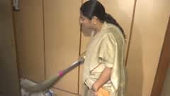 दिल्ली के दफ्तरों में कबाड़! CM रेखा गुप्ता ने खुद उठाया झाड़ू और शुरू किया सफाई अभियान, देखें तस्वीरें