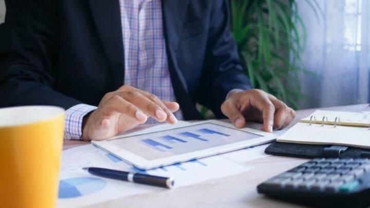 सरकार ने इस प्रक्रिया को आसान बनाने के लिए ऑनलाइन और ऑफलाइन दोनों विकल्प दिए हैं. आप चाहें तो बैंक जाकर जमा कर सकते हैं या डिजी लॉकर, उमंग ऐप जैसे प्लेटफॉर्म से ऑनलाइन भी भेज सकते हैं. लेकिन बहुत बार देखा गया है कि लोग तकनीकी दिक्कतों या अलग वजहों से इसे समय पर जमा नहीं कर पाते.