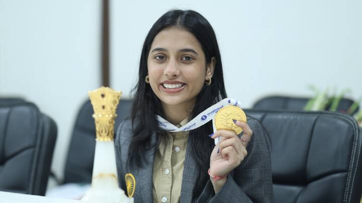 दिव्याच्या विजयाने मला तिहेरी अभिमान आहे, असे म्हणत मुख्यमंत्री देवेंद्र फडणवीस यांनी दिव्या देशमुखच्या बुद्धीबळातील सुवर्ण विजयाचे कौतुक केले. पुढे बोलताना मुख्यमंत्री म्हणाले की, दिव्याकडून सर्वांना प्रेरणा मिळाली, यासाठी तिचा नागरी सत्कार करण्याचे आयोजन केले.