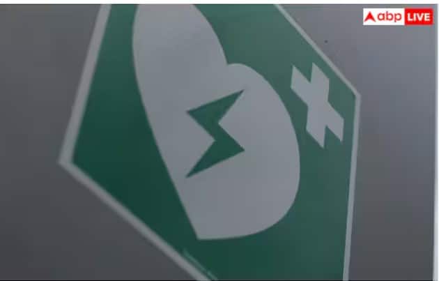 ਇਹ ਥੋੜ੍ਹਾ ਅਜੀਬ ਲੱਗ ਸਕਦਾ ਹੈ, ਪਰ ਇਹ ਸੱਚ ਹੈ। ਸਿਹਤ ਮਾਹਿਰਾਂ ਦਾ ਕਹਿਣਾ ਹੈ ਕਿ ਏਆਈ ਦੀ ਮਦਦ ਨਾਲ, ਅਸੀਂ ਹੁਣ ਵਧੇਰੇ ਸਹੀ ਅਤੇ ਤੇਜ਼ੀ ਨਾਲ ਭਵਿੱਖਬਾਣੀ ਕਰ ਸਕਦੇ ਹਾਂ ਕਿ ਕਿਸੇ ਨੂੰ ਦਿਲ ਦਾ ਦੌਰਾ ਪੈਣ ਦਾ ਖ਼ਤਰਾ ਹੈ ਜਾਂ ਨਹੀਂ। ਆਰਟੀਫੀਸ਼ੀਅਲ ਇੰਟੈਲੀਜੈਂਸ ਦਾ ਸਭ ਤੋਂ ਵੱਡਾ ਫਾਇਦਾ ਇਹ ਹੈ ਕਿ ਇਹ ਇੱਕੋ ਸਮੇਂ ਬਹੁਤ ਸਾਰੇ ਡੇਟਾ ਨੂੰ ਦੇਖ ਸਕਦਾ ਹੈ ਅਤੇ ਇਸਦਾ ਵਿਸ਼ਲੇਸ਼ਣ ਕਰ ਸਕਦਾ ਹੈ। ਦਿੱਲੀ ਦੇ ਅਪੋਲੋ ਹਸਪਤਾਲ ਦੇ ਮਸ਼ਹੂਰ ਕਾਰਡੀਓਲੋਜਿਸਟ ਡਾ. ਮੁਕੇਸ਼ ਗੋਇਲ ਦਾ ਕਹਿਣਾ ਹੈ ਕਿ ਏਆਈ ਮਰੀਜ਼ ਦੇ ਡਾਕਟਰੀ ਇਤਿਹਾਸ, ਪਰਿਵਾਰ ਵਿੱਚ ਪਿਛਲੀਆਂ ਬਿਮਾਰੀਆਂ ਅਤੇ ਖੂਨ ਦੀ ਜਾਂਚ, ਈਸੀਜੀ ਅਤੇ ਸਕੈਨ ਵਰਗੀਆਂ ਜਾਂਚ ਰਿਪੋਰਟਾਂ ਨੂੰ ਧਿਆਨ ਵਿੱਚ ਰੱਖ ਕੇ ਦੱਸ ਸਕਦਾ ਹੈ ਕਿ ਵਿਅਕਤੀ ਨੂੰ ਦਿਲ ਦਾ ਦੌਰਾ ਪੈਣ ਦੀ ਕਿੰਨੀ ਸੰਭਾਵਨਾ ਹੈ। ਇਸ ਤਕਨਾਲੋਜੀ ਦੀ ਮਦਦ ਨਾਲ, ਇਹ ਵੀ ਦੱਸਿਆ ਜਾ ਸਕਦਾ ਹੈ ਕਿ ਮਰੀਜ਼ ਦੀ ਜ਼ਿੰਦਗੀ ਨੂੰ ਕਿੰਨਾ ਖ਼ਤਰਾ ਹੈ।