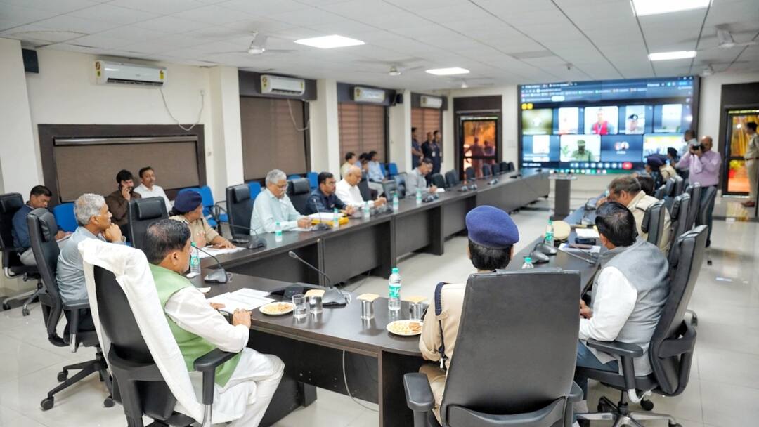 MP में भारी बारिश पर CM मोहन यादव की पैनी नजर, पीड़ितों की ले रहे पल-पल की अपडेट Madhya Pradesh CM Mohan Yadav is keeping close eye on heavy rains in MP taking updates of victims MP में भारी बारिश पर CM मोहन यादव की पैनी नजर, पीड़ितों की ले रहे पल-पल की अपडेट