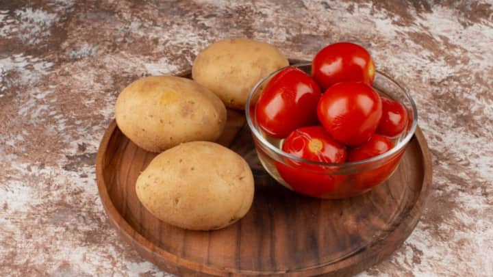 বিজ্ঞানীরা জানিয়েছেন, বুনো টমেটোর ও বুনো আলুর মিলনের ফলেই আজকের আলুর জন্ম। আজ নয়, ৮০ থেকে ৯০ লক্ষ বছর আগে আলুর আগমন পৃথিবীতে।