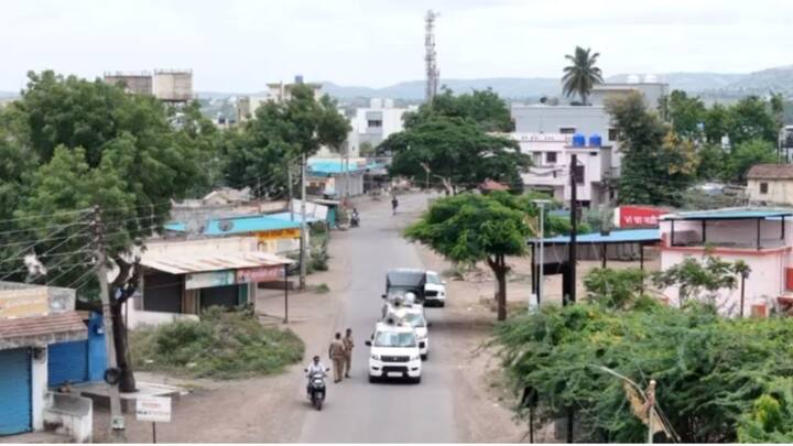 या ठिकाणी जमाबंदी आदेश देखील लागू करण्यात आला आहे. सर्व बाजारपेठा बंद आहेत. शाळांना देखील सुट्टी देण्यात आली आहे. तसेच बाजार पेठ बंद ठेवण्यात आली आहे.