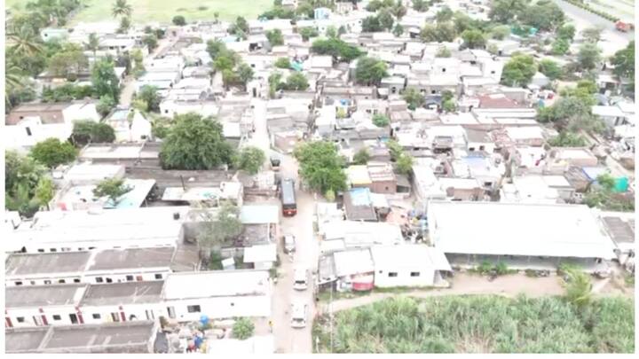 दौंड तालुक्यातील यवतमध्ये तणावाची स्थिती निर्माण झाली आहे. एका व्यक्तीने सोशल मीडियावर आक्षेपार्ह पोस्ट केल्यानंतर शुक्रवारी दुपारी बारानंतर यवतमधील दोन गट आमनेसामने आले होते.