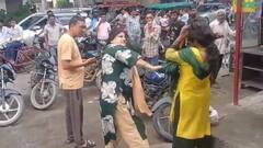 पति के साथ रेस्टोरेंट में बैठकर इश्क लड़ा रही थी प्रेमिका, पत्नी ने बीच सड़क पर कर दी कुटाई