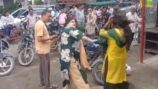 Hapur: पति के साथ रेस्टोरेंट में बैठकर इश्क लड़ा रही थी प्रेमिका, पत्नी ने  बीच सड़क पर कर दी कुटाई | Hapur wife caught her husband red-handed with his  girlfriend