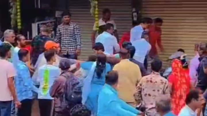 हाणामारी झाल्यानंतर काही महिला वाद थांबवताना दिसून आल्या.