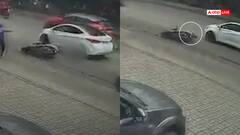 Video: गड्ढे में फिसली स्कूटी, फिर कार ने कुचल दिया, 61 साल के बुजुर्ग की दर्दनाक मौत