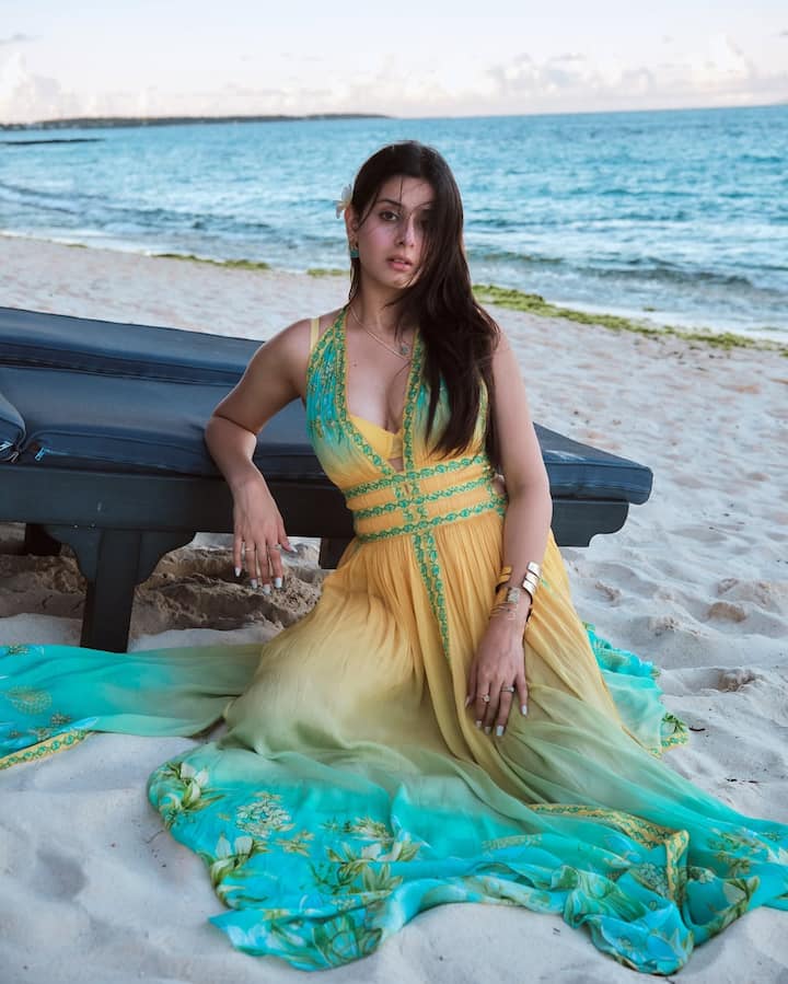 अब जब अभिषेक के साथ ईशा दिखी हैं, इस पर भी उन्होंने अपना रिएक्शन दिया है. पैप्स ने ईशा से कहा कि सोशल मीडिया पर आपका वीडियो काफी वायरल हो रहा है. एक्ट्रेस ने रिएक्शन देते हुए पूछा-कौनसा?