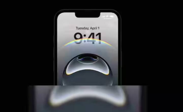 iPhone 16e ਵਿੱਚ 6.1-ਇੰਚ OLED ਡਿਸਪਲੇਅ ਹੈ ਜੋ 60Hz ਰਿਫਰੈਸ਼ ਰੇਟ ਦੇ ਨਾਲ ਆਉਂਦਾ ਹੈ। ਇਸ ਦੀ ਬਾਡੀ ਐਲੂਮੀਨੀਅਮ ਦੀ ਬਣੀ ਹੋਈ ਹੈ ਅਤੇ ਇਸ ਵਿੱਚ ਫੇਸ ਆਈਡੀ ਦੀ ਸਹੂਲਤ ਹੈ। ਇਸ ਫੋਨ ਵਿੱਚ ਐਪਲ ਦਾ ਨਵਾਂ A18 ਚਿੱਪਸੈੱਟ ਹੈ, ਜੋ 8GB RAM ਦੇ ਨਾਲ ਆਉਂਦਾ ਹੈ। ਕੈਮਰੇ ਦੀ ਗੱਲ ਕਰੀਏ ਤਾਂ, ਪਿਛਲੇ ਪਾਸੇ 48MP ਦਾ ਮੇਨ ਕੈਮਰਾ ਹੈ, ਜਿਸ ਵਿੱਚ 2x ਆਪਟੀਕਲ ਜ਼ੂਮ ਸਪੋਰਟ ਹੈ। ਸੈਲਫੀ ਅਤੇ ਵੀਡੀਓ ਕਾਲਾਂ ਲਈ 12MP ਦਾ ਫਰੰਟ ਕੈਮਰਾ ਹੈ।