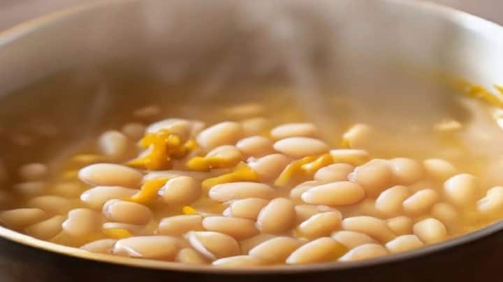 तुम्ही ते सूपमध्ये, साइड डिश म्हणून किंवा सॅलडमध्ये देखील खाऊ शकता.