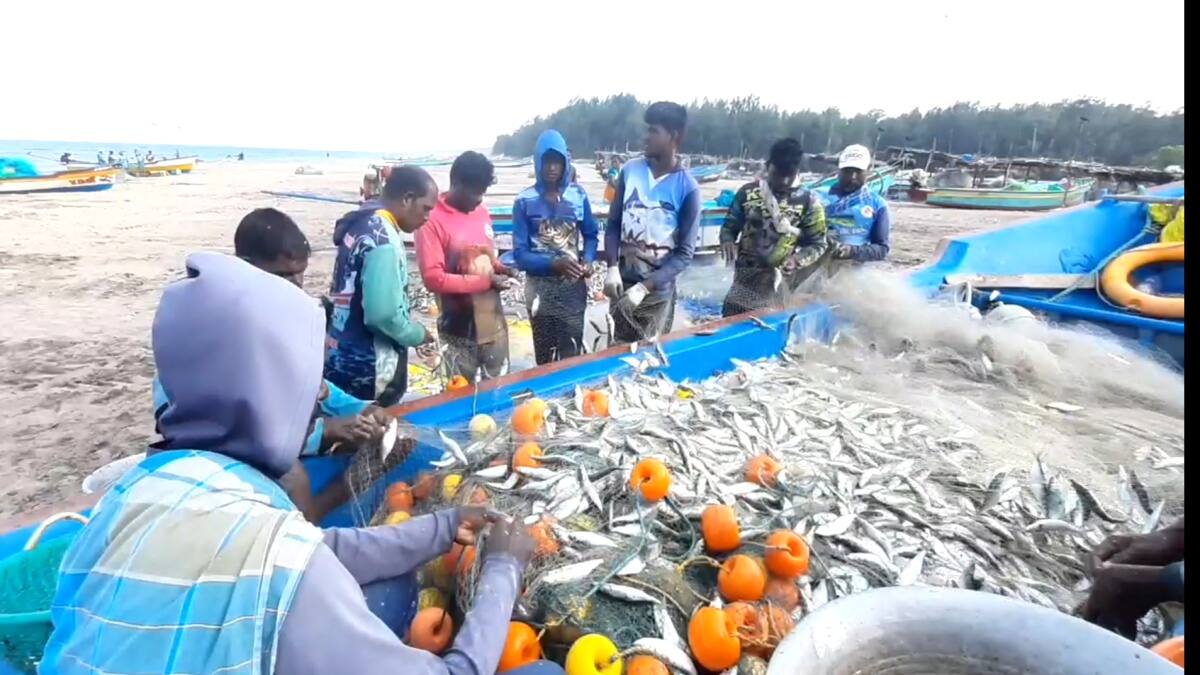 மயிலாடுதுறை மாவட்ட மீனவர்கள் உண்ணாவிரத போராட்டம்: அரசு மற்றும் அதிகாரிகள் மீது குற்றச்சாட்டு..!