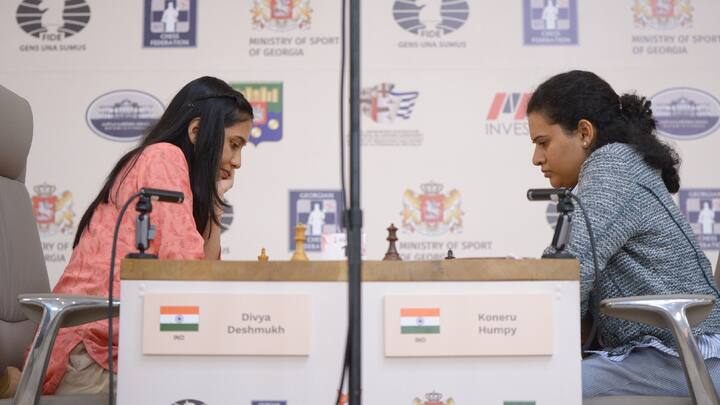 दिव्यामुळे कॅबिनेट बैठकीत आमचा सन्मान होतो, दिव्याच्या अभिनंदनाचा ठराव घेताना छगन भुजबळ म्हणाले होते, नागपूरचे लोक बुद्धिबळात फार हुशार आहे, ते जास्तच बुद्धीमान दिसतात. मात्र, आम्ही राजकारणात बुद्धीबळ खेळतो, चेकमेट पण करतो, अशी मिश्कील टिपण्णी मुख्यमंत्री फडणवीसांनी केली.