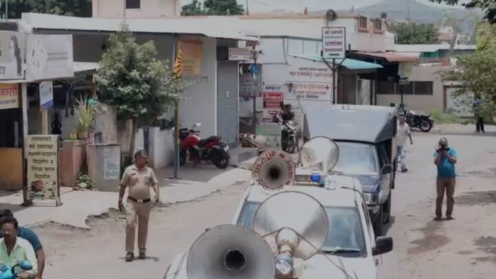 दौंडच्या यवतमध्ये पोलिसांकडून ड्रोन कॅमेऱ्याने नजर ठेवली जात आहेत. कायदा सुव्यवस्थेचा प्रश्न होऊ नये म्हणून ड्रोनद्वारे लक्ष ठेवत आहेत.