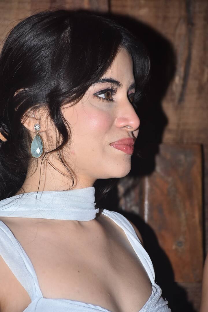 आउटफिटचे वैशिष्ट्य: वरचा टॉप क्रॉप स्टाईलमध्ये असून त्यामध्ये समोरच्या बाजूला गोल रिंग डिझाइन आहे, ज्यामुळे लुकमध्ये आकर्षकता वाढते.