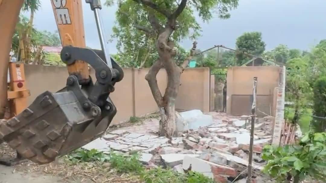 उत्तराखंड में कॉर्बेट सिटी राम नगर में चला धामी सरकार का बुलडोजर, 3 अवैध मजारों को किया ध्वस्त Uttarakhand bulldozer action 3 illegal Mazar Demolished in Corbett City Ram Nagar ann उत्तराखंड में कॉर्बेट सिटी राम नगर में चला धामी सरकार का बुलडोजर, 3 अवैध मजारों को किया ध्वस्त