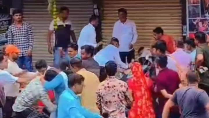 या चाकूहल्ल्यात दोघेजण गंभीर जखमी झाले आहेत.