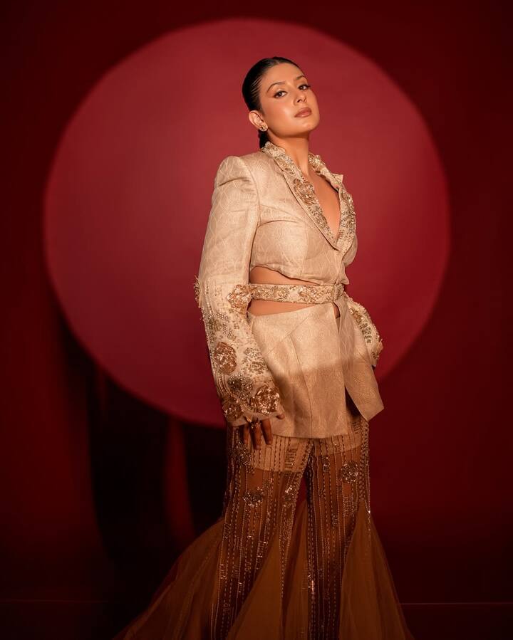 लेकिन ईशा को एक्स बॉयफ्रेंड संग स्पॉट होने पर शरमाने पर चिढ़ाया गया तो उन्होंने इस पर रिएक्शन दिया. एक्ट्रेस ने कहा कि शरमाना क्या है, मैं हमेशा हंसती हूं सबकी बातों पर.  साथ ही उन्होंने कहा कि वक्त आने पर सब बता दें. आप सब यहां पर ज्यादा चालू हैं मुझसे.