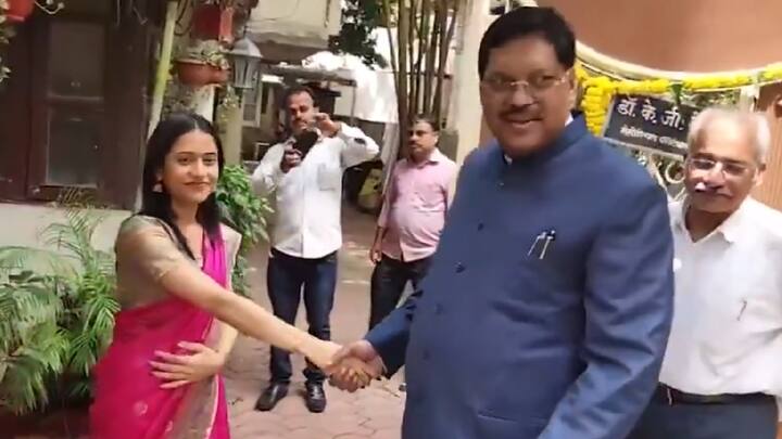 दिव्याने यंदाच्या वर्ल्ड चेस चॅम्पियन स्पर्धेचं अजिंक्यपद पटकावत जगभरात तिरंगा फडकवला. अवघ्या 19 व्या वर्षी ही दैदीप्यमान कामगिरी बजावत तिने इतिहास घडवला.