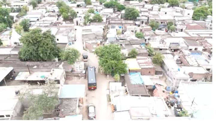 जाळपोळ केली, त्यांना पोलीस आयडेंटिफाय करून ताब्यात घेत आहेत. यवतची आज बाजारपेठ बंद आहे. यवत गावात पोलिसांचा कडेकोट बंदोबस्त तैनात आहे. पोलिसांची गाडी देखील गावातून जमाव बंदीचा आदेश असल्याचे सांगत आहे.