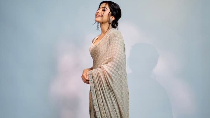 Her grey-beige saree with subtle work and slender border is an elegant choice for those who adore soft glam. This soft colour is perfect for Raksha Bandhan celebrations. (Image Source: Instagram/ rashmika_mandanna)