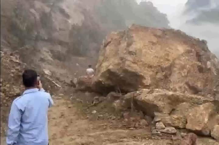 मुसळधार पावसामुळे अमरनाथ यात्रा 3 ऑगस्टपर्यंत थांबवण्यात आली आहे. पहलगाम आणि बालताल या दोन्ही मार्गांवर दुरुस्तीचे काम सुरू आहे.
