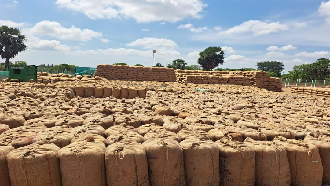 எங்களுக்கு எதுக்குங்க அபராதம்... குமுறும் கொள்முதல் நிலைய பணியாளர்கள்
