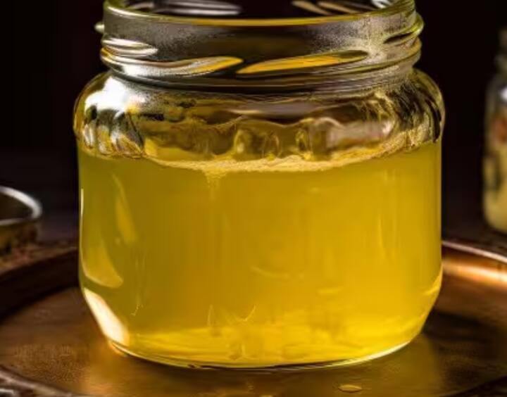 ਘਿਓ ਅਤੇ ਮਿਸ਼ਰੀ ਖਾਓ: ਦਿਨ ਵਿੱਚ ਦੋ ਵਾਰ ਇੱਕ ਛੋਟਾ ਚੱਮਚ ਘਿਓ ਅਤੇ ਮਿਸ਼ਰੀ ਖਾਓ ਜਿਸ ਨਾਲ ਸਰੀਰ ਨੂੰ ਠੰਢਕ ਮਿਲਦੀ ਹੈ ਅਤੇ ਛਾਲਿਆਂ ਤੋਂ ਰਾਹਤ ਮਿਲੇਗੀ। ਇਸ ਉਪਾਅ ਦਾ ਜ਼ਿਕਰ ਆਯੁਰਵੇਦ ਵਿੱਚ ਵੀ ਕੀਤਾ ਗਿਆ ਹੈ।