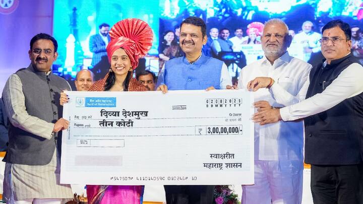 मुख्यमंत्री देवेंद्र फडणवीस यांच्या हस्ते 2025 ची  FIDE महिला विश्वचषक विजेती प्रथम भारतीय महिला, ग्रॅन्डमास्टर दिव्या देशमुख यांचा भव्य 'नागरी सन्मान सोहळा' आज नागपूर येथे संपन्न झाला.