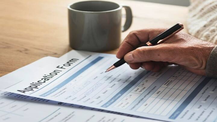 इस जरूरी डाॅक्यूमेंट को जीवन प्रमाण पत्र यानी लाइफ सर्टिफिकेट भी कहा जाता है. पेंशन पाने वाले हर व्यक्ति को इसे साल में एक बार जमा करना होता है. अगर आप यह सर्टिफिकेट तय समय पर नहीं देते. तो बैंक आपकी पेंशन रोक सकता है. इसलिए इस काम को करना जरूरी है.