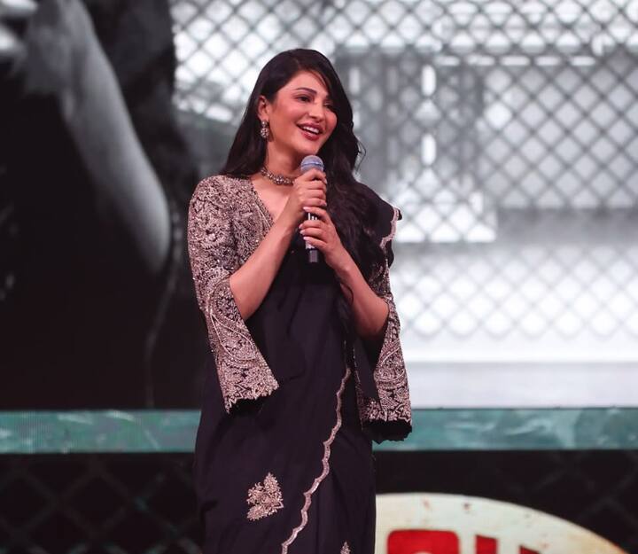 'కూలీ' సినిమాలో శృతి హాసన్ కూడా నటించారు. ట్రైలర్ విడుదలకు ఆమె చీరలో సందడి చేశారు. (Image Courtesy: Sunpictures / Instagram)