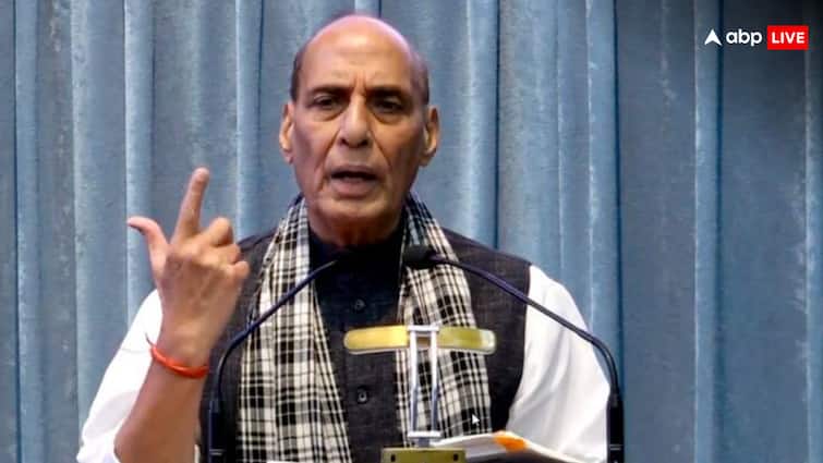 ‘अगर राहुल गांधी के पास एटम बम है तो फोड़ें’, चुनाव आयोग पर आरोपों के खिलाफ राजनाथ सिंह का तंज