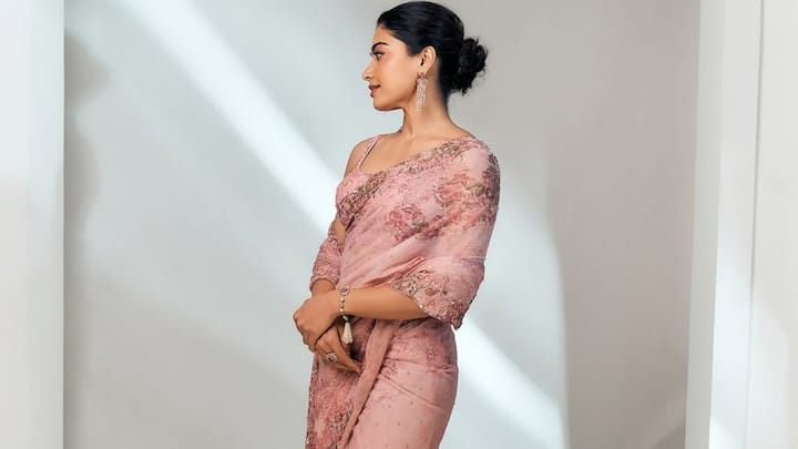 Rashmika embodied soft elegance in this blush-hued saree with thin threadwork, beads, and sequins on it. With its light and romantic feel, this is best for a light but festive celebration at home. (Image Source: Instagram/ rashmika_mandanna)