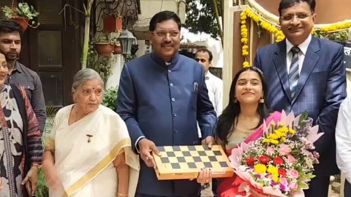 आमचे तीन पिढ्यापासूनचे कौटुंबिक नाते आहे, दिव्याचा विजय हा कौटुंबिक आनंदाचा क्षण आहे, अशी भावना सरन्यायाधीश भूषण गवई यांनी यावेळी व्यक्त केली.