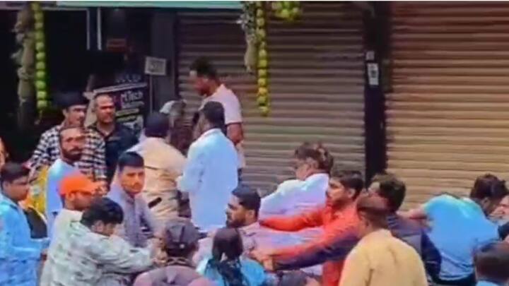 कोल्हापूर जिल्ह्यातील इचलकरंजी शहरातील मुख्य बाजारपेठेत दोन गटात तुंबळ हाणामारी झाली.