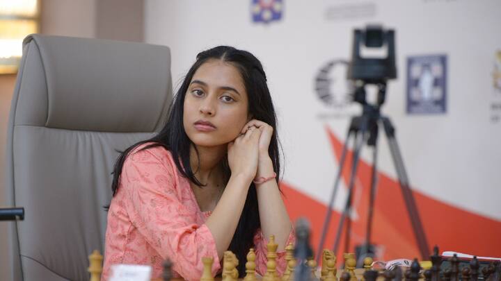 देशाचे सरन्यायाधीश भूषण गवई यांनी बुद्धीबळ विश्व विजेती दिव्या देशमुख हिच्या नागपूरमधील शंकरनगर येथील घरी जाऊन तिला शुभेच्छा देत शाबासकी दिली.